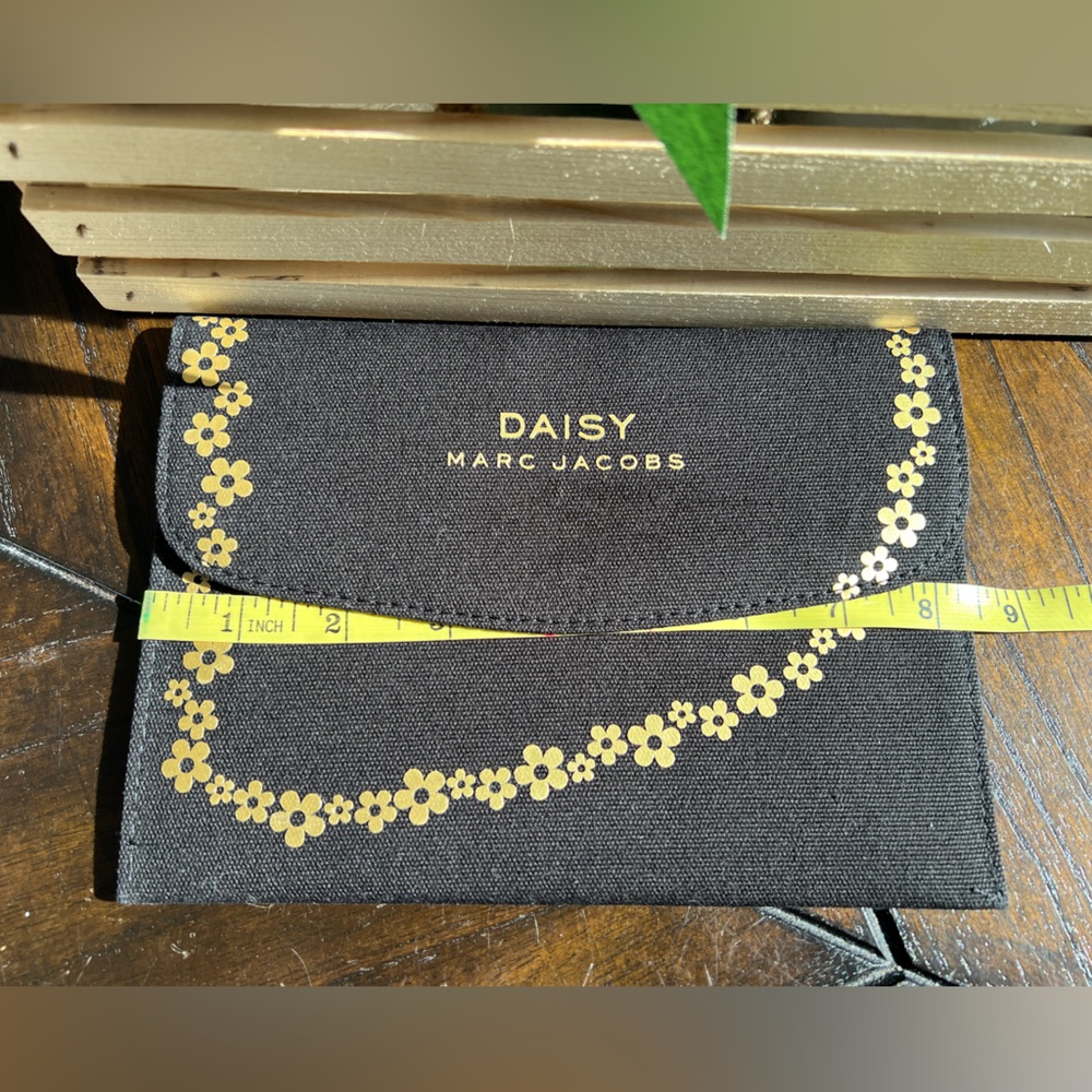 Daisy by Marc Jacobs Black/Gold Pouch - Picture 3 of 9